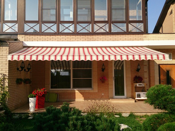 Маркиза локтевая VENTURA NEW, локти 1,5 метра, ручной привод, тент из ткани в многоцветную полоску